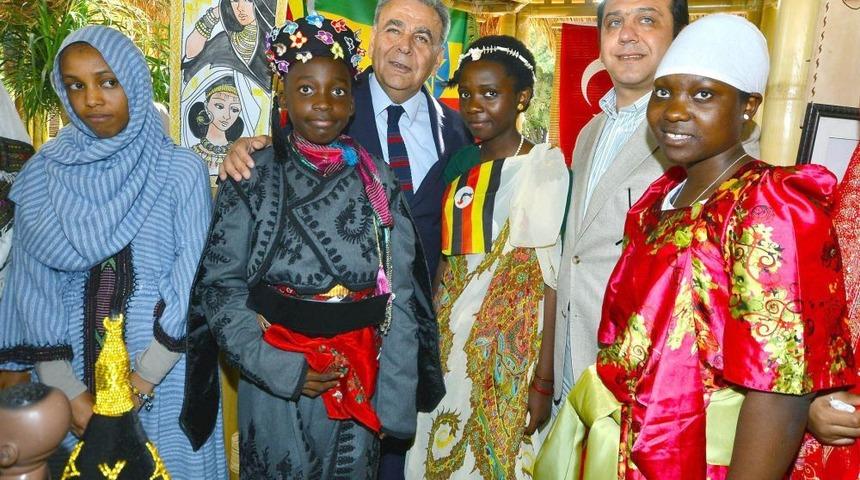Başkan Kocaoğlu, K&uuml;lt&uuml;r Ş&ouml;leni'nde 32 Dakikada Afrika Turu Yaptı