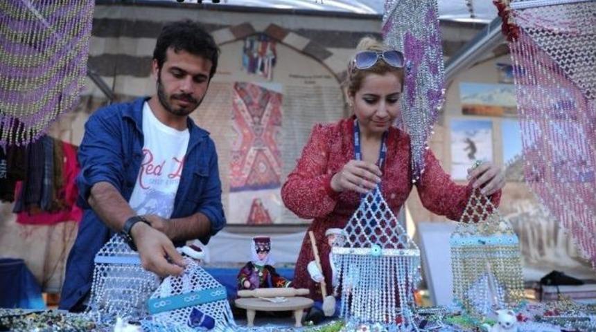 &Uuml;zerlik Ve Kitre Bebek Amerikalılara Tanıtıldı