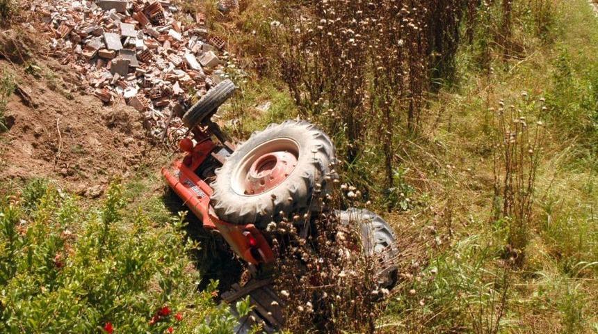 Tarlada Kavga Ettiği Komşusunun Trakt&ouml;r&uuml;n&uuml; Dereye Attı