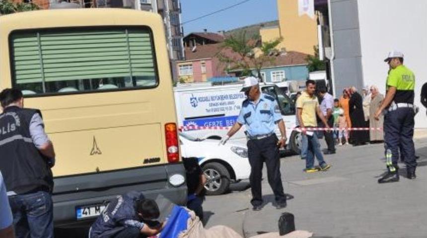 Minib&uuml;s&uuml;n Durağa Girdi 1 &Ouml;l&uuml; 2 Yaralı