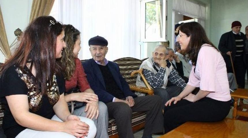 Avrasya &Uuml;niversitesi &Ouml;ğrencilerinden Trabzon Huzurevi&rsquo;ne Ziyaret