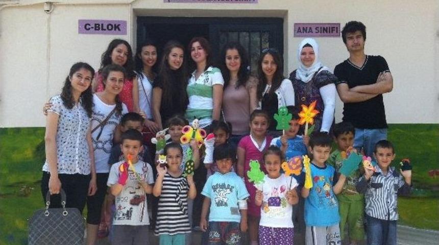 &Uuml;niversite-belediye İşbirliği, Yaptıkları Kuklaları Bağışladılar