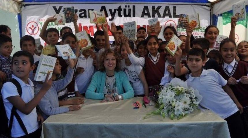 Ayt&uuml;l Akal, D&uuml;ztepe İlkokulu&rsquo;da İmza G&uuml;n&uuml; D&uuml;zenledi
