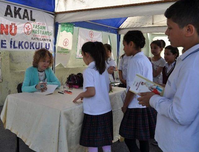 Aytül Akal, Düztepe İlkokulu’da İmza Günü Düzenledi