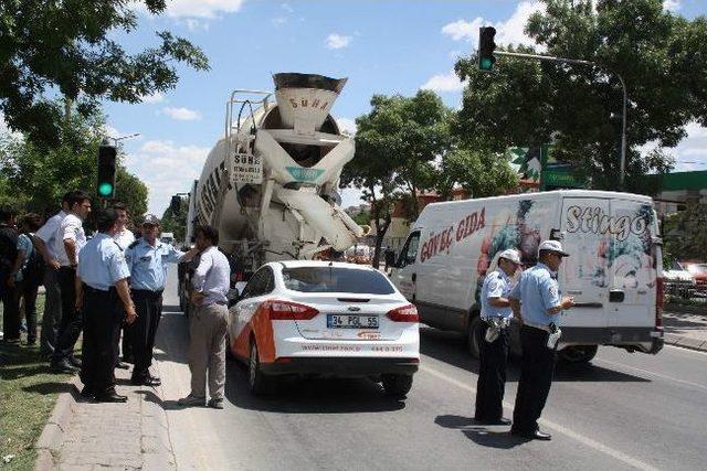 Beton Mikserine Arkadan Çarptı