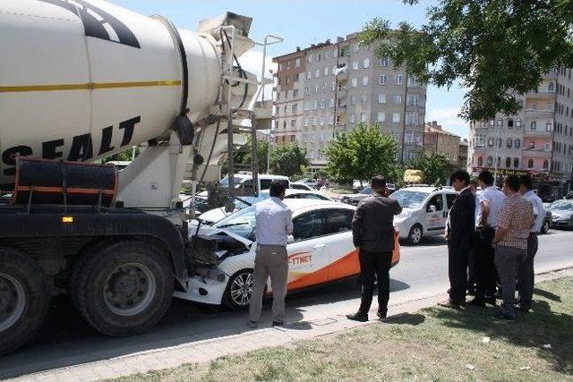 Beton Mikserine Arkadan Çarptı