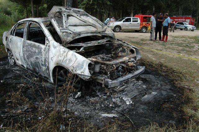 Yanarak Hurdaya Dönen Otomobilin Içinden Ceset Çıktı