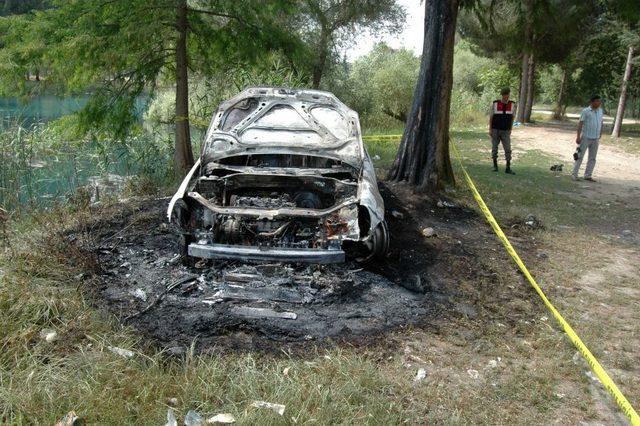 Yanarak Hurdaya Dönen Otomobilin Içinden Ceset Çıktı