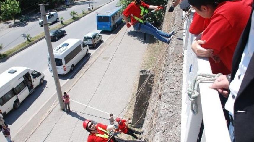 G&ouml;n&uuml;ll&uuml; İtfaiyeciler İple Duvardan İndi