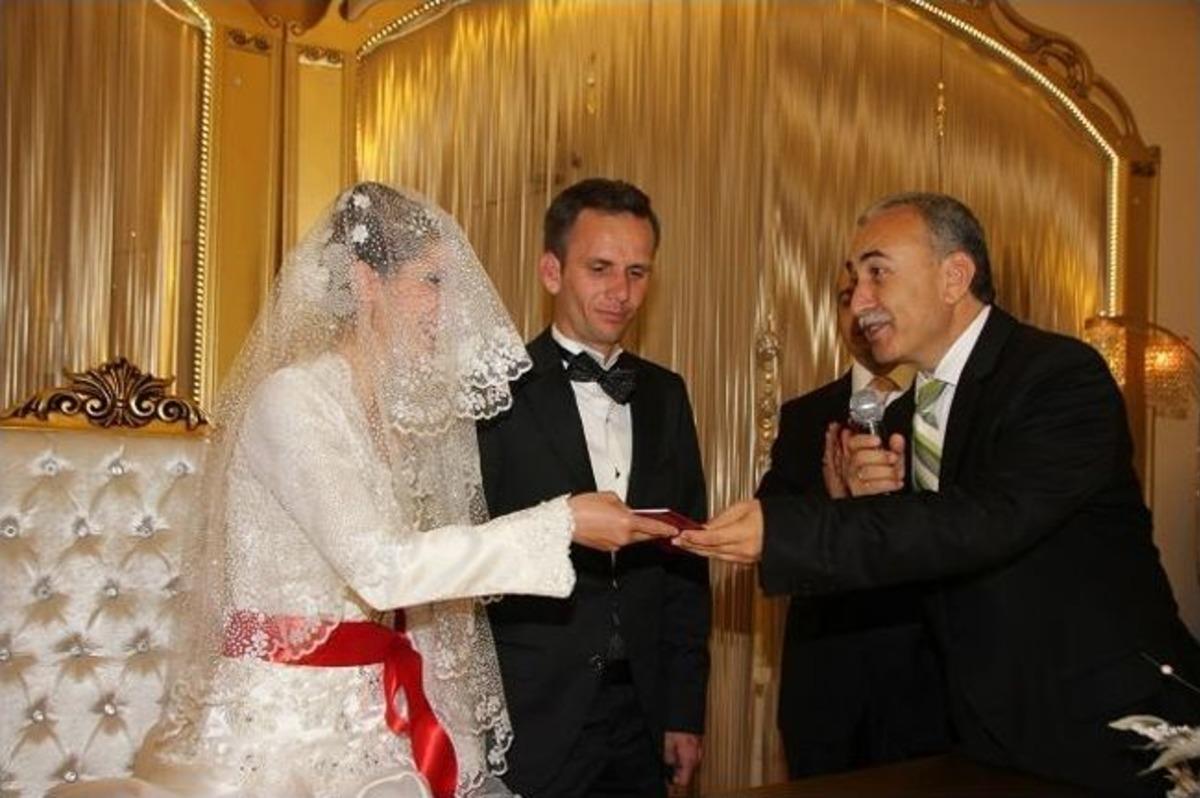 Vali B&uuml;y&uuml;k Nikah Şahidi Oldu