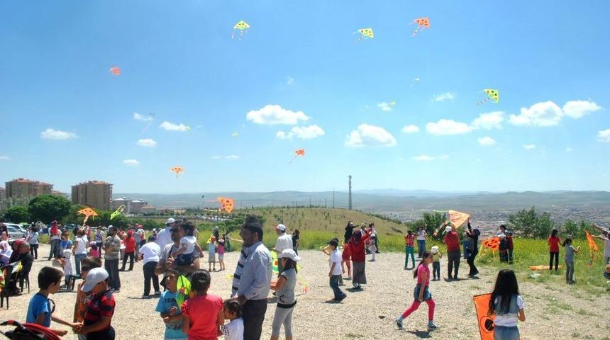 U&ccedil;urtmalar G&ouml;ky&uuml;z&uuml;n&uuml; Renklendirdi