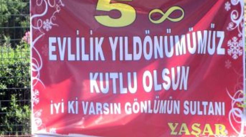 Pankartlı Evlilik Yıld&ouml;n&uuml;m&uuml; Kutlaması