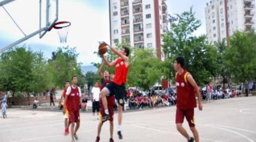 Kozan'da Sokak Kurtuluş Basketbol Turnuvası Heyecanı