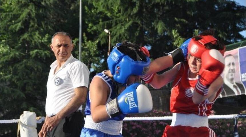 Başkan Ayaz Boks&ouml;rlere Madalya Verdi