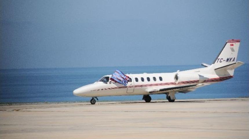 Trabzonspor&rsquo;un &Ccedil;i&ccedil;eği Burnunda Y&ouml;neticisi U&ccedil;ak Kokpitinden Bordo-mavili Bayrak A&ccedil;tı