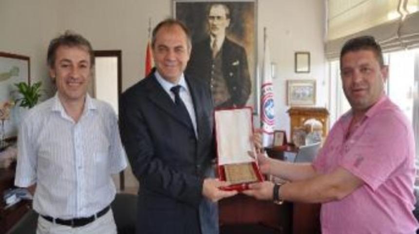 &Ccedil;iftlik&ouml;n&uuml; Spor Kul&uuml;b&uuml;nden Başkan Dalgı&ccedil;'a Plaket