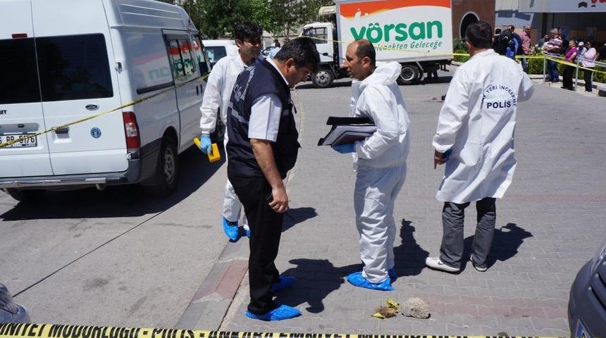 Silahlı Iki Kişi Para Aracını Gasp Etti, S&uuml;r&uuml;c&uuml; Ağır Yaralı