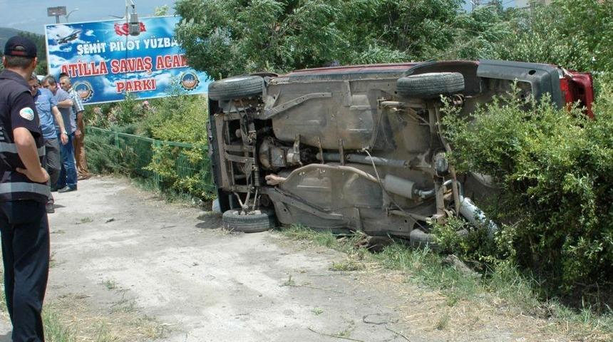 Otomobil &Ccedil;ocuk Parkına Devrildi: 4 Yaralı