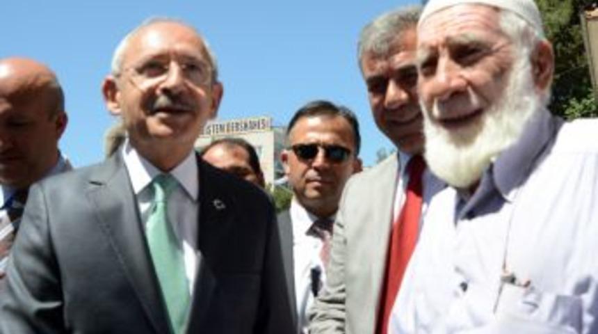 63 Yaşındaki Vatandaştan Kılı&ccedil;daroğlu'na: İnşallah Hacı Amcandan Yana D&ouml;nersin