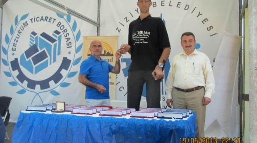 Sultan K&ouml;sen Los Angeles Da Erk&uuml;sad Standında