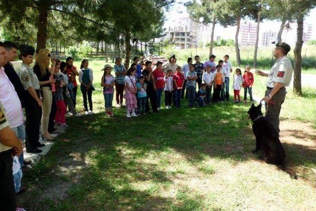 Askerler Köy Çocuklarına Haklarını Anlattı