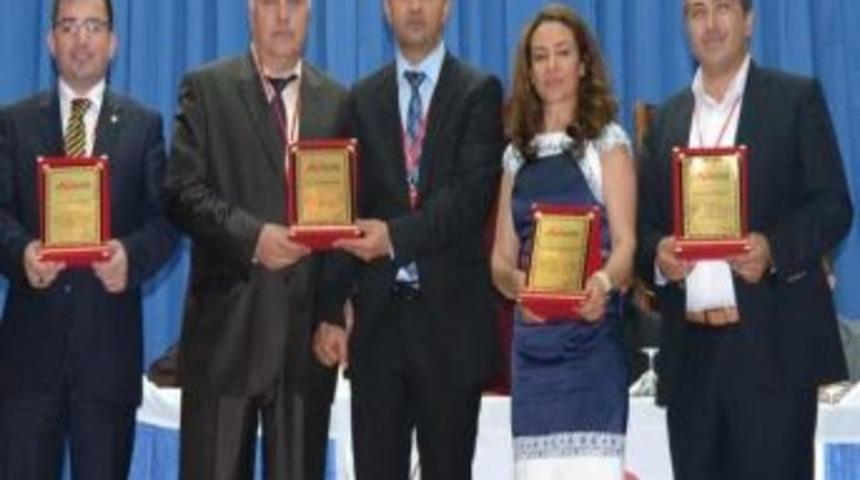 &Ouml;zel Eğitim Kurumlarından Başoğluna Plaket Verildi