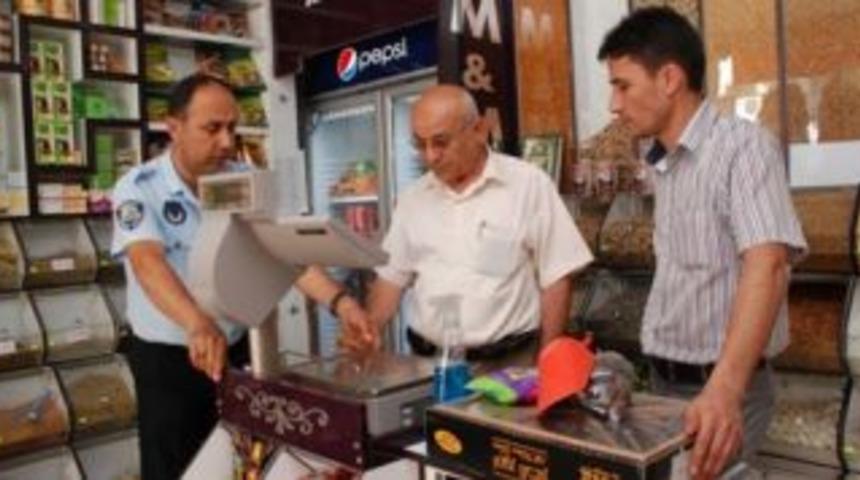 Kumluca zabıtasından terazi denetimi