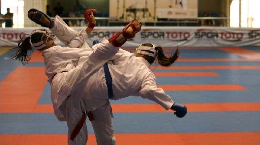 Hendek Belediyesi Karate Kul&uuml;b&uuml; Sporcuları Sırbistan&rsquo;da T&uuml;rkiye&rsquo;yi Temsil Edecek