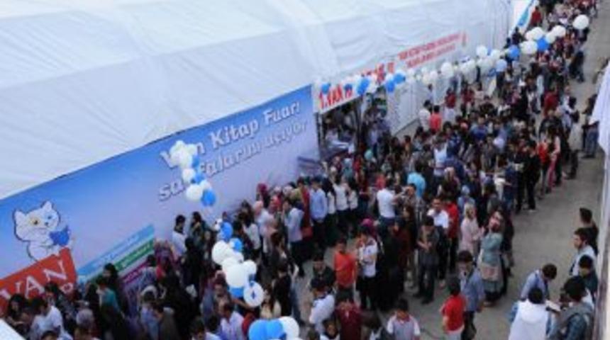 1.Van Kitap Fuarı'nda Imza Izdihamı Yaşandı