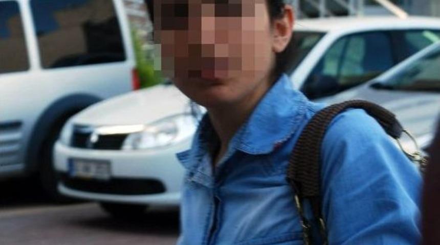 Gen&ccedil; Kız, Erkek Arkadaşını Bı&ccedil;akladı