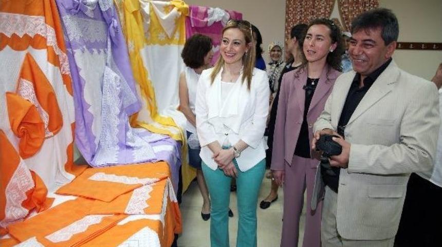 Kursiyerlerin El İşi &Uuml;r&uuml;nleri G&ouml;r&uuml;c&uuml;ye &Ccedil;ıktı