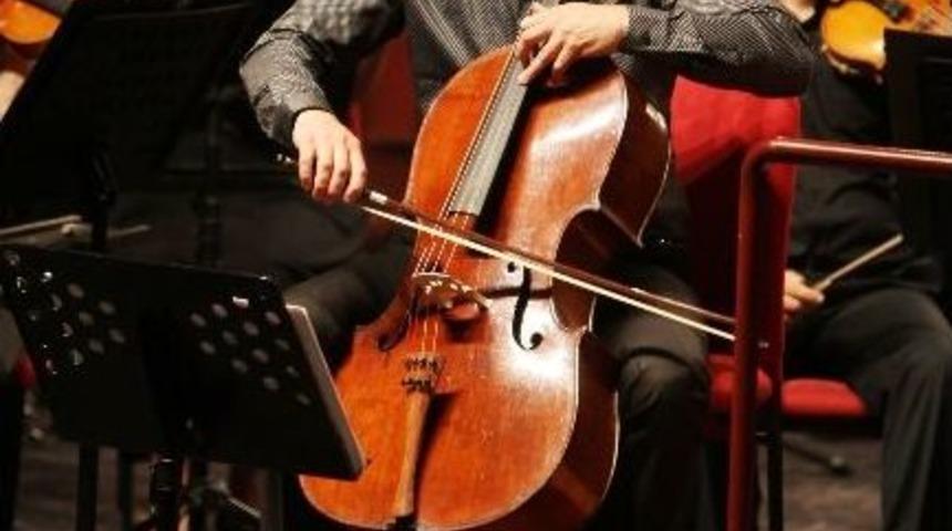 Konuk Sanat&ccedil;ı Viyolonseliyle Eskişehirlileri B&uuml;y&uuml;ledi