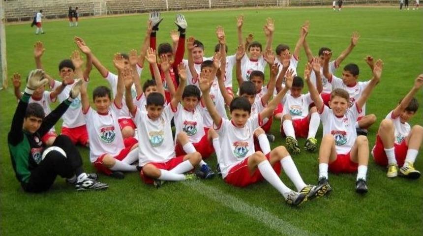 Siirt'te &Ccedil;ocuklar İ&ccedil;in Futbol Ş&ouml;leni Yapıldı