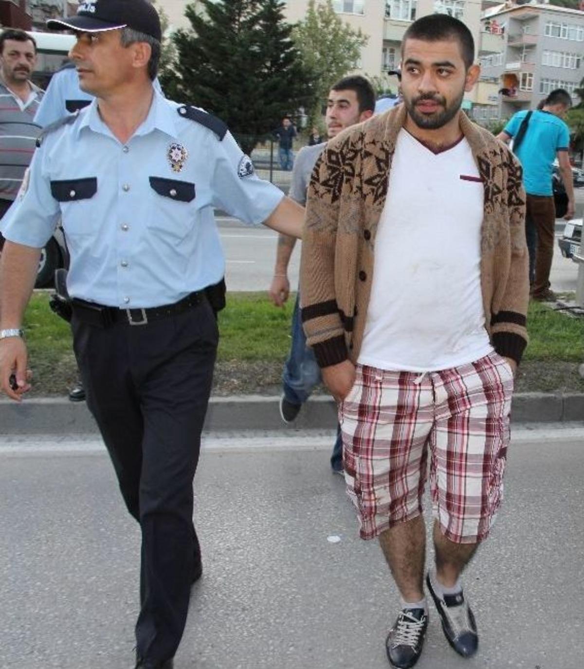 S&uuml;r&uuml;c&uuml;, Par&ccedil;alanarak İkiye B&ouml;l&uuml;nen Ara&ccedil;tan Yara Almadan &Ccedil;ıktı