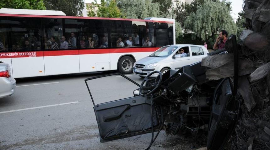İkiye B&ouml;l&uuml;nen Aracın S&uuml;r&uuml;c&uuml;s&uuml; Kazadan Burnu Kanamadan Kurtuldu