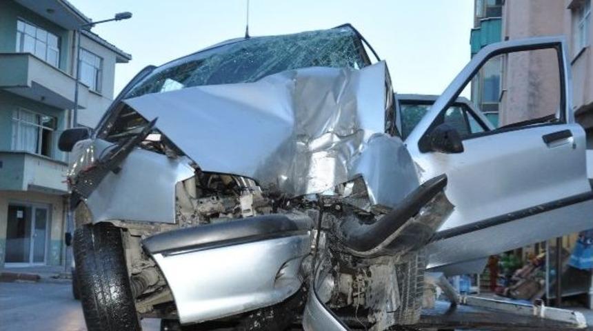 Otombil Mobese Direğine &Ccedil;arptı: 1 Yatalı