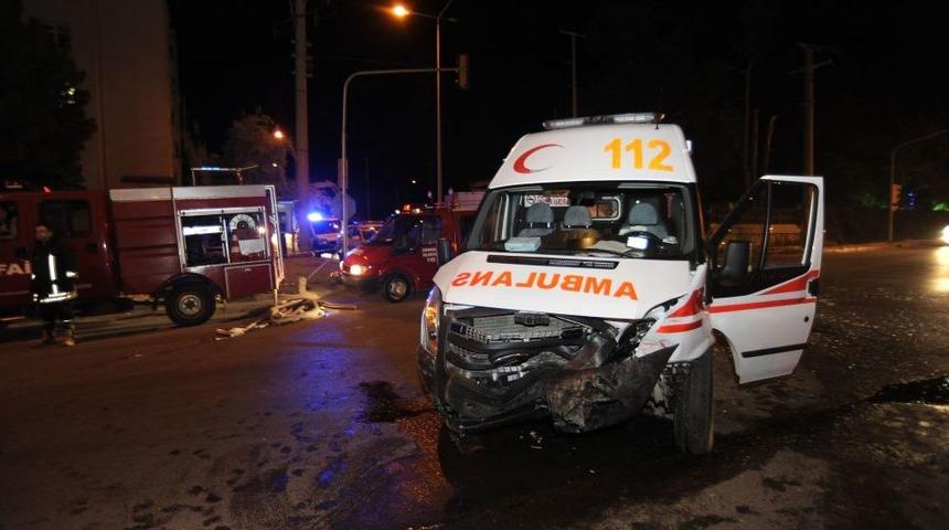 &Ccedil;anakkale'de Ambulans Otomobile &Ccedil;arptı: 4 Yaralı