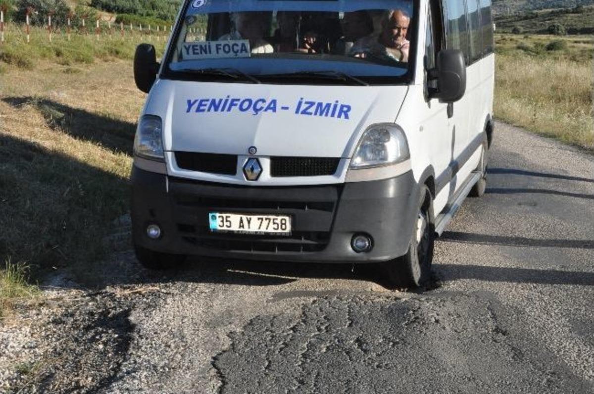 Turistik Fo&ccedil;a'da Bozuk Yol Tepkisi