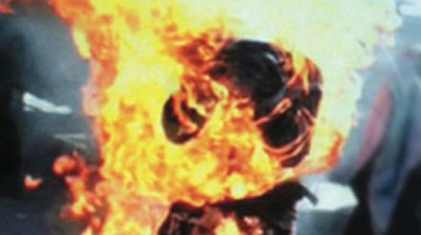 Belediye &ouml;n&uuml;nde kendini ateşe verdi