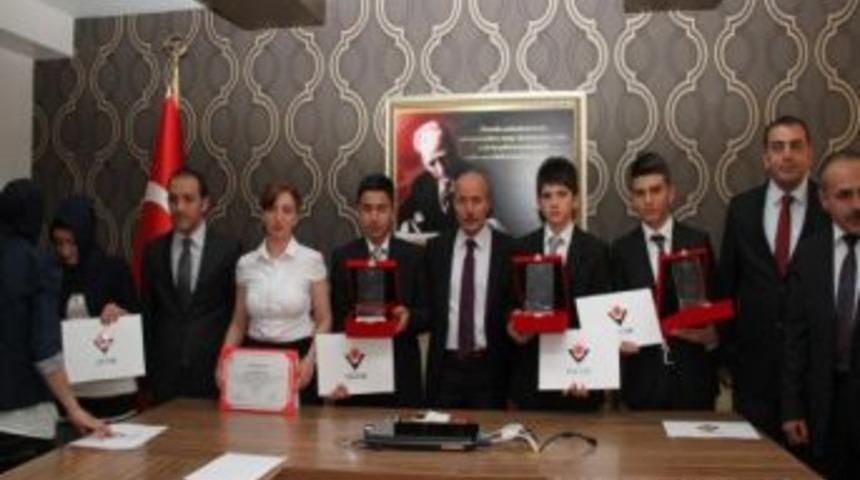 T&uuml;bitak Yarışmasında &Ouml;d&uuml;l Alan &Ouml;ğrencilerden Milli Eğitim M&uuml;d&uuml;r&uuml; Bilge'ye Ziyaret