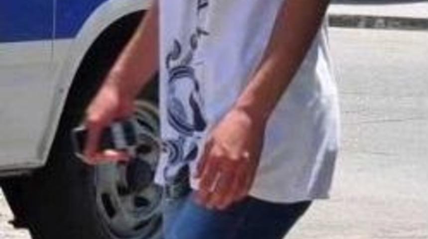 İşe gitmeyen kocasını ısırdı