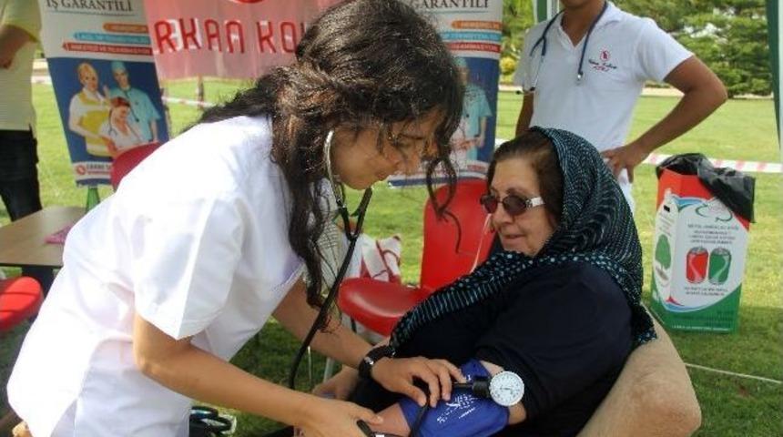 Sağlık&ccedil;ılar U&ccedil;urtma Şenliğinde Tansiyon &Ouml;l&ccedil;t&uuml;