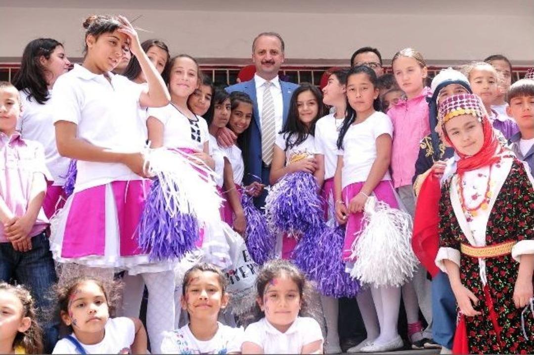 Akg&uuml;l, Okulların Yılsonu Şenliklerine Katıldı