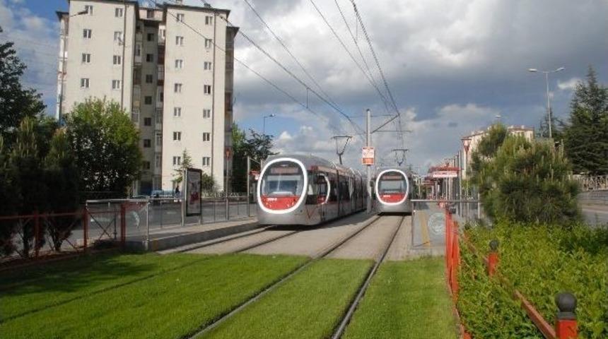 Raylı Sistem Hattına 15 Futbol Sahası B&uuml;y&uuml;kl&uuml;ğ&uuml;nde Yeşil Alan Katıldı