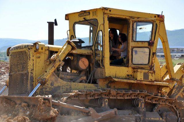 Turizm Mezunu Bayan, Iş Bulamayınca Dozer Operatörü Olmaya Karar Verdi