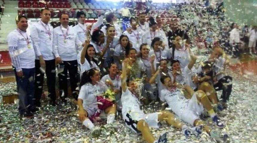 İzmirli Kızların Kupa Sevinci