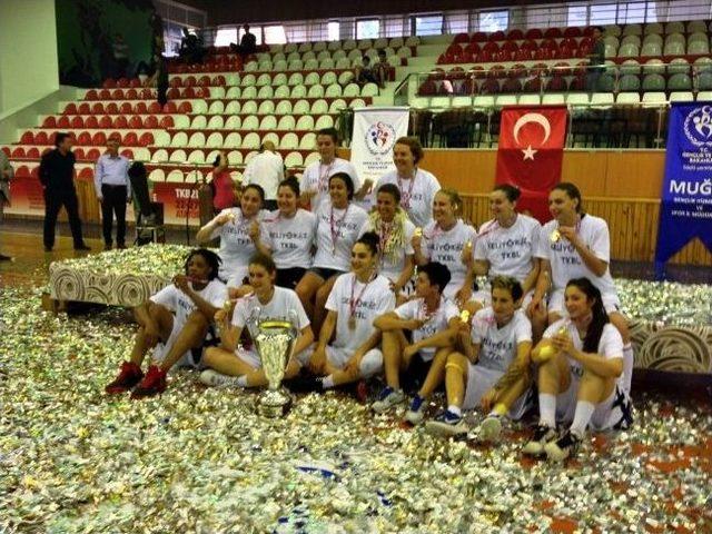 İzmirli Kızların Kupa Sevinci 1