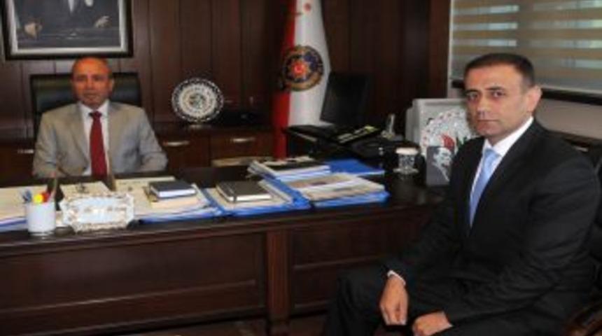 Aracını Bağladığı Aileye Kendi Arabasını Veren Polis Memuruna Teşekk&uuml;rname