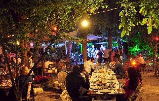 Edirneli M&uuml;zisyen Evrim Kaşık&ccedil;ı İle Yunan M&uuml;zisyen Gregoris Apostolidis Karaağa&ccedil;&rsquo;ta Bir Dostluk Konseri Verdi 1