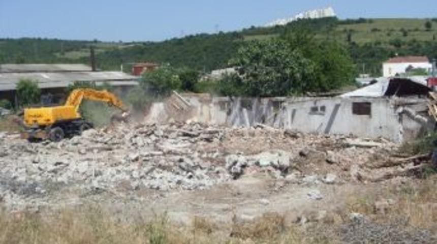 Eski Cam Fabrikası Yıkıldı